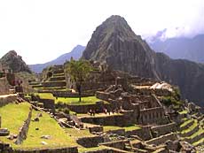 Machu Picchu med Huayna Picchu i baggrunden.