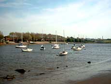 Klubbens både for moorings i Quequén floden
