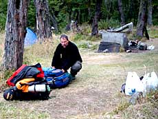 Henrik ved at pakke udstyr sammen