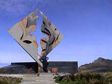 Henrik foran albatros monumentet