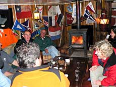Råhygge, pisco souers, ild i pejsen og flag fra hele verden