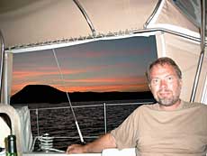 Flot solnedgang med vulcan i baggrunden