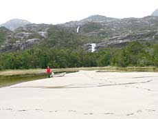 Henrik lander med jollen på den fine strand