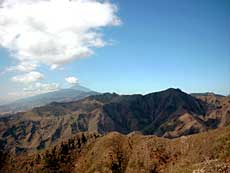 Teide i baggrunden med sky på toppen