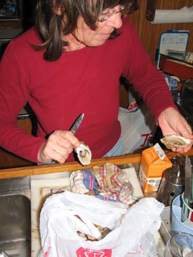 Marie åbner østers. Hun kommer fra frankrigs vestkyst, så det kan hun