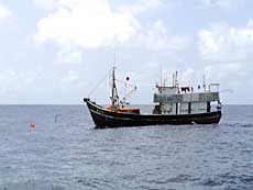 En af de to fiskebåde som lå ved øerne