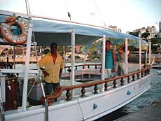En af de flotte turistbåde