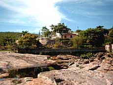 Indkørslen til byen langs floden